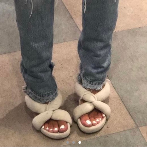 ISO Yeezy Fleece Twist Mule - Picture 1 of 2